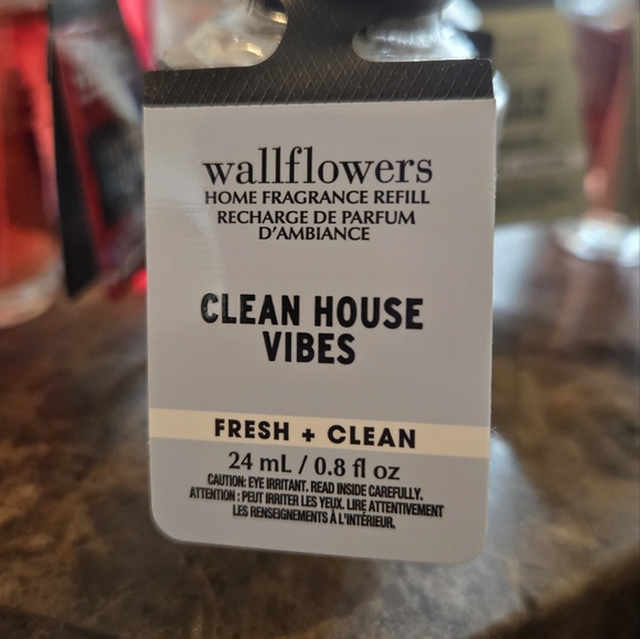 Book Loft + Clean House 🏠 Vibes WALLFLOWER - Picture 5 of 6